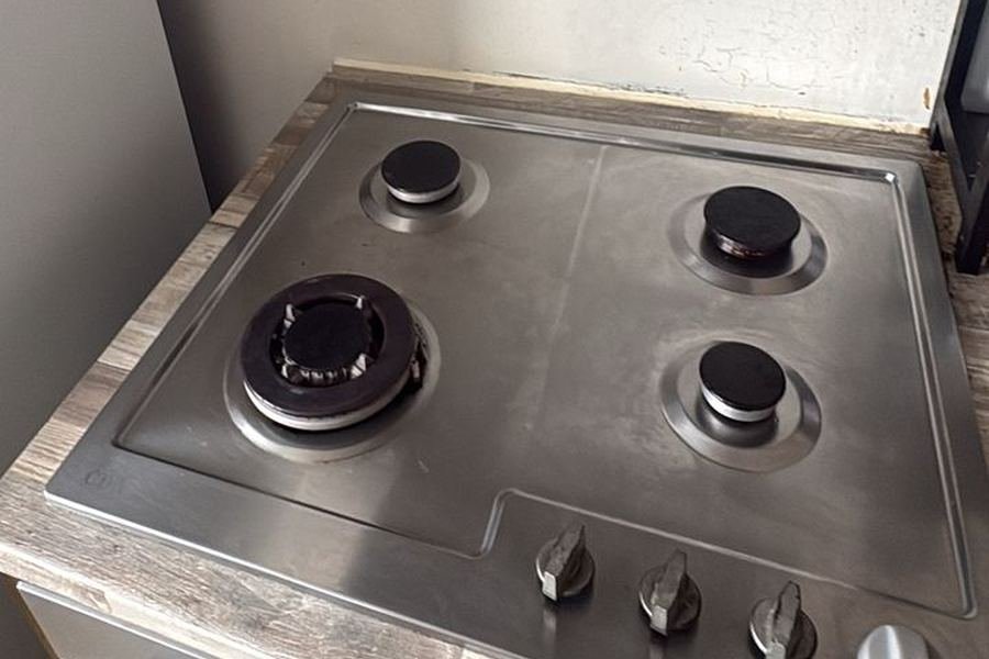 Gas hob and wall after a Mopford deep clean, stainless steel restored